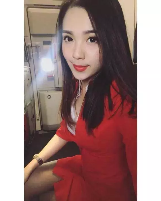外國乘客投訴亞航空姐,彎腰露出「事業線」