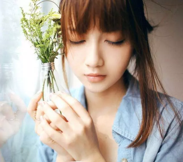 老公在炒菜 老婆正好出差回 夾起番茄炒蛋吃 臥室傳來咳嗽聲 炒蛋掉地上了