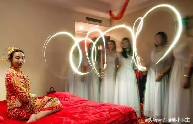 老公在炒菜 老婆正好出差回 夾起番茄炒蛋吃 臥室傳來咳嗽聲 炒蛋掉地上了