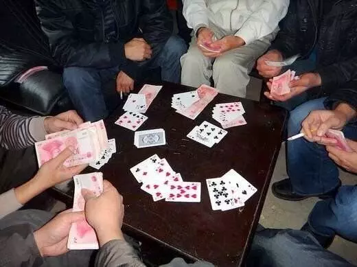 兒子欠30萬賭債,在外躲7年,還錢被拒收,債主:問你農村爹媽