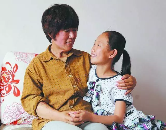 妻子離婚後懷孕,獨自撫養孩子,5年後家中來了貴人,愣住了