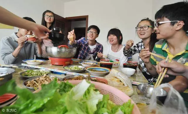 過年單位發兩萬年終獎,我偷偷給母親五千,隔天我的婚姻結束了