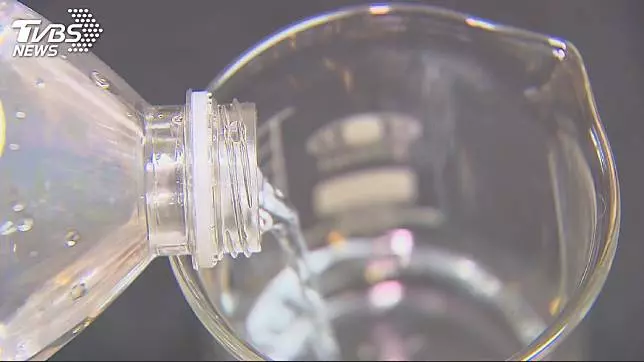 死不丟!寶特瓶重複裝水喝 醫驚:「細菌水」下肚了