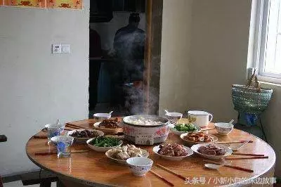 初次去老公家,婆婆煮爛菜不夠還送我一籃,回家後我媽卻當它是寶