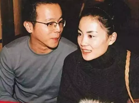 49歲王菲與謝霆鋒一同遊玩,純素顏出鏡,女神也抵不過時間侵蝕