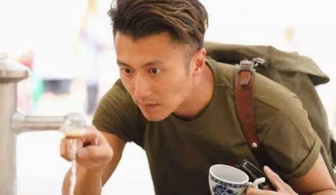 49歲王菲與謝霆鋒一同遊玩,純素顏出鏡,女神也抵不過時間侵蝕