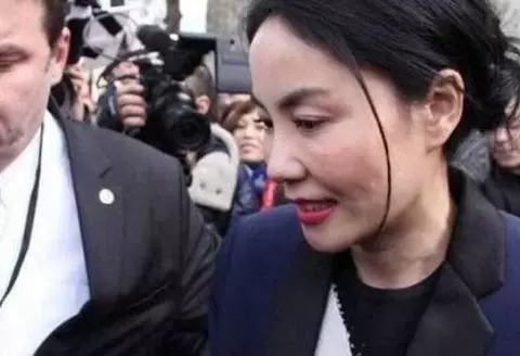 49歲王菲與謝霆鋒一同遊玩,純素顏出鏡,女神也抵不過時間侵蝕