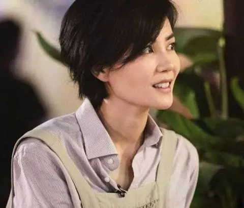 49歲王菲與謝霆鋒一同遊玩,純素顏出鏡,女神也抵不過時間侵蝕