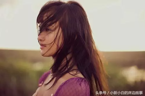 前夫去世一年,再婚那天前婆婆不請自來,打開她送的禮物,我傻了