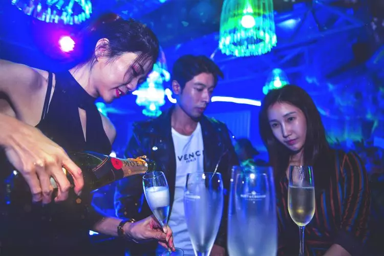 KL獨一無二的Drinking Game Bar!一開業就天天爆滿!你不知道就OUT啦!