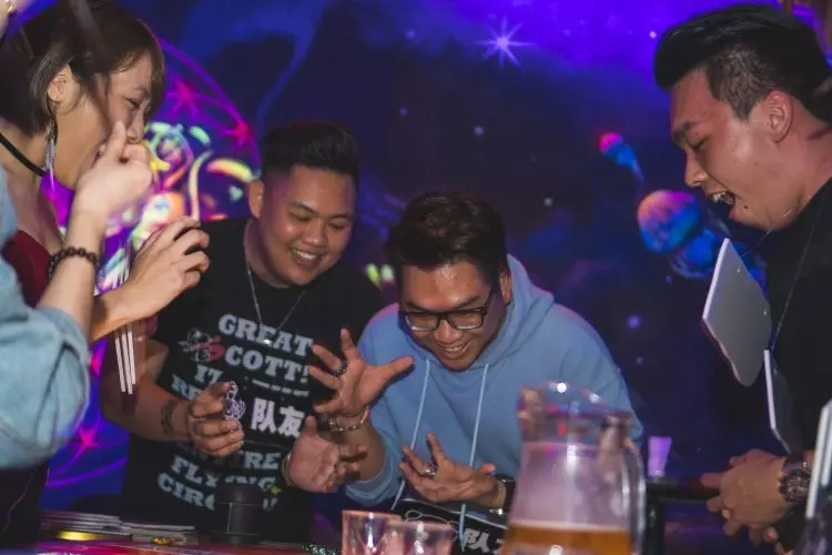 KL獨一無二的Drinking Game Bar!一開業就天天爆滿!你不知道就OUT啦!