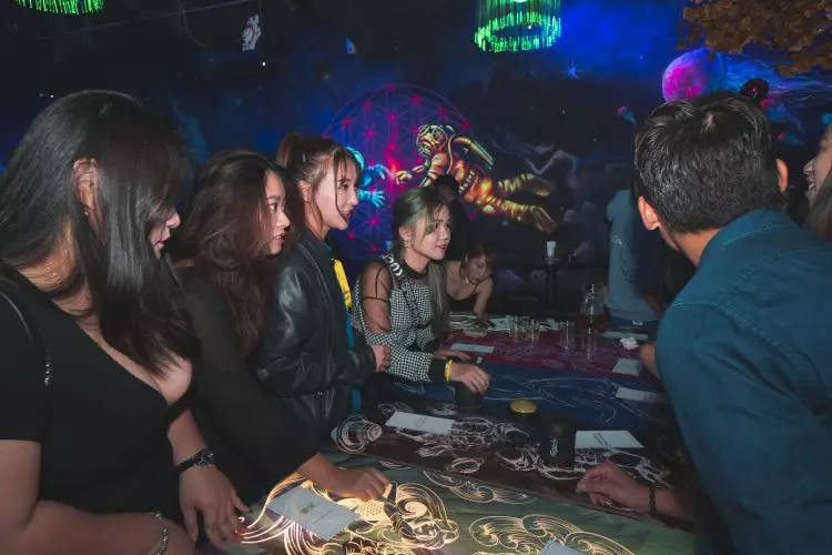 KL獨一無二的Drinking Game Bar!一開業就天天爆滿!你不知道就OUT啦!