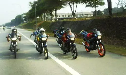 大馬飆車黨38人被捕,員警卻以這樣方式來懲罰他們!