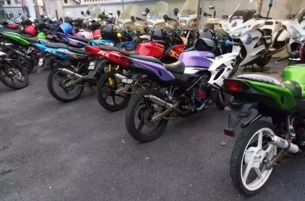 大馬飆車黨38人被捕,員警卻以這樣方式來懲罰他們!