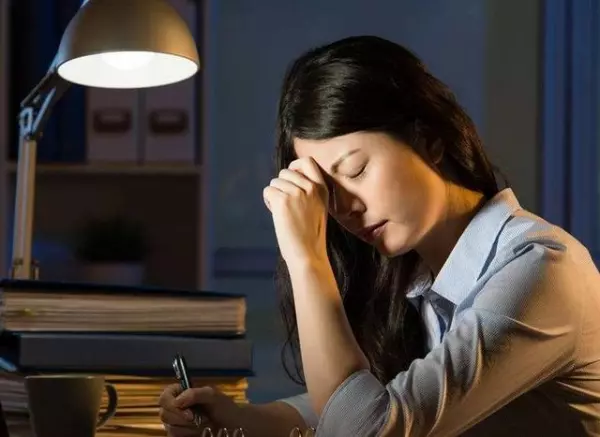 經常23點以後睡覺,有7個潛在危險!熬夜很傷肝,教你3大穴位補肝!一定要記住!