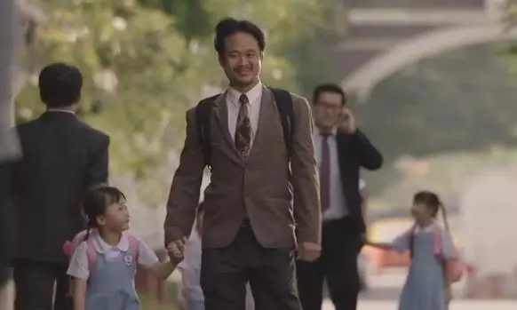 女兒第一天上幼稚園,卻發現門外站著「一排怪叔叔」偷看!背後驚人的原因讓人笑翻天XDD