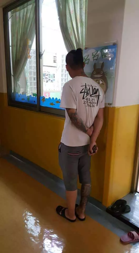 女兒第一天上幼稚園,卻發現門外站著「一排怪叔叔」偷看!背後驚人的原因讓人笑翻天XDD