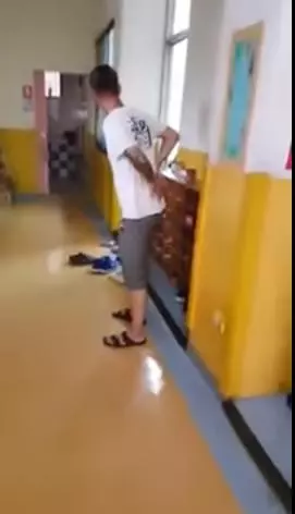 女兒第一天上幼稚園,卻發現門外站著「一排怪叔叔」偷看!背後驚人的原因讓人笑翻天XDD
