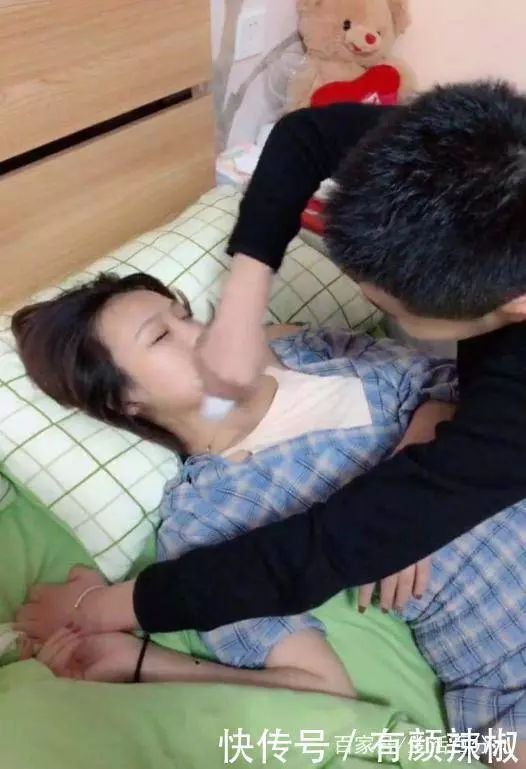 醉酒女子倒床就睡,貼心男友為她卸妝,卸完妝後瞬間無法淡定了!