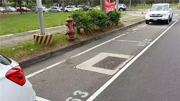 畫有編號的公有停車格卻停不得 網曝「超高招陷阱」一停就紅單! - COCO01