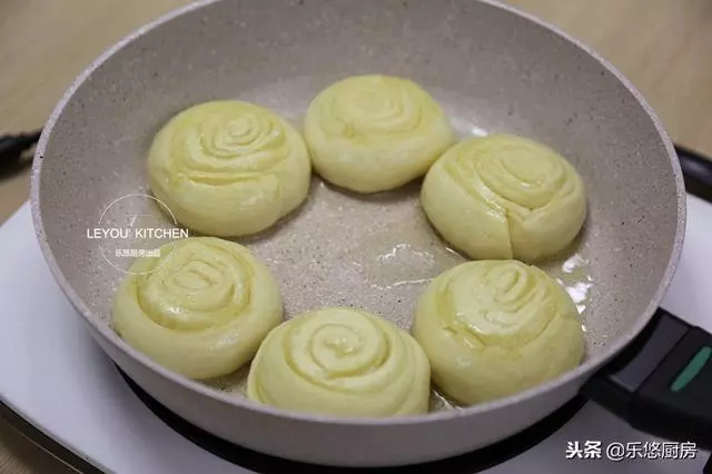 1碗麵粉、1包牛奶、1個雞蛋,烙好的餅和麵包一樣好吃