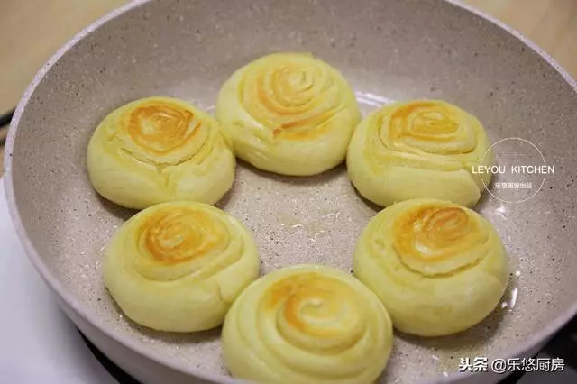 1碗麵粉、1包牛奶、1個雞蛋,烙好的餅和麵包一樣好吃