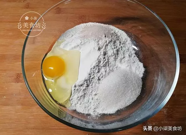 麵粉里加一個雞蛋,不用電飯鍋,不用烤箱,簡單一做比麵包還好吃