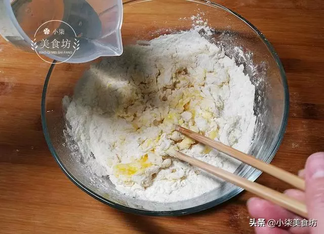 麵粉里加一個雞蛋,不用電飯鍋,不用烤箱,簡單一做比麵包還好吃