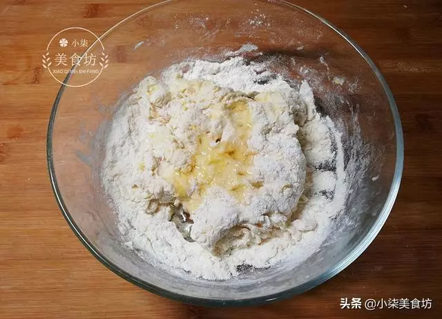 麵粉里加一個雞蛋,不用電飯鍋,不用烤箱,簡單一做比麵包還好吃