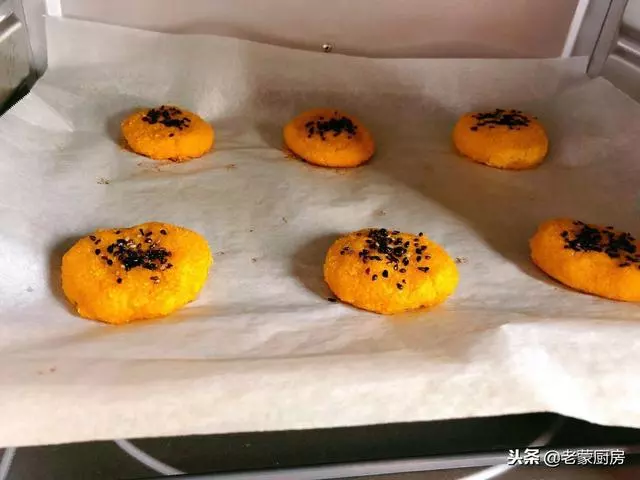 1塊南瓜,1把糯米粉,不用油煎的餅,在家給寶寶做,健康又放心