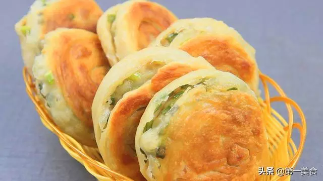 面點師做的香酥蔥花餅,不用發麵,幾分鐘做一饃簍,層層分離
