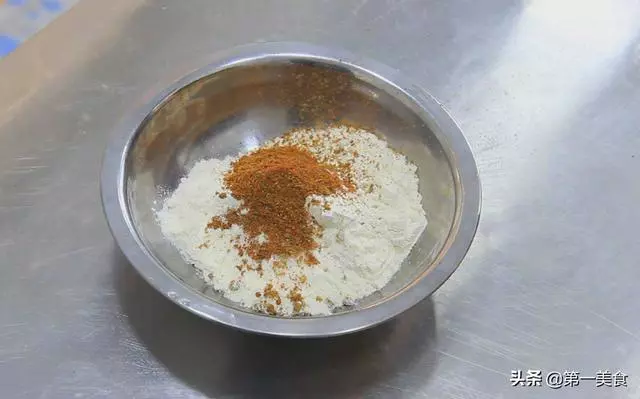 面點師做的香酥蔥花餅,不用發麵,幾分鐘做一饃簍,層層分離