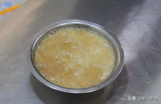 面點師做的香酥蔥花餅,不用發麵,幾分鐘做一饃簍,層層分離