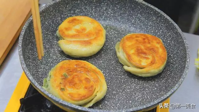 面點師做的香酥蔥花餅,不用發麵,幾分鐘做一饃簍,層層分離