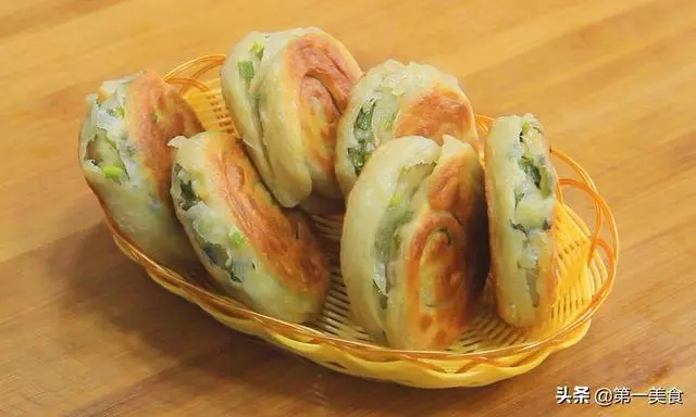 面點師做的香酥蔥花餅,不用發麵,幾分鐘做一饃簍,層層分離