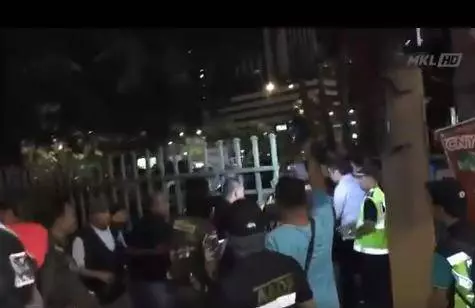 政府開始行動了!警方在這些夜店抓了不少人,25日抓人視頻曝光,快分享讓大家知道!!