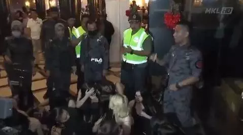 政府開始行動了!警方在這些夜店抓了不少人,25日抓人視頻曝光,快分享讓大家知道!!