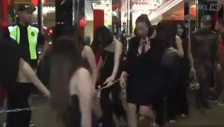 政府開始行動了!警方在這些夜店抓了不少人,25日抓人視頻曝光,快分享讓大家知道!!