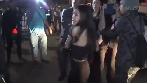 政府開始行動了!警方在這些夜店抓了不少人,25日抓人視頻曝光,快分享讓大家知道!!