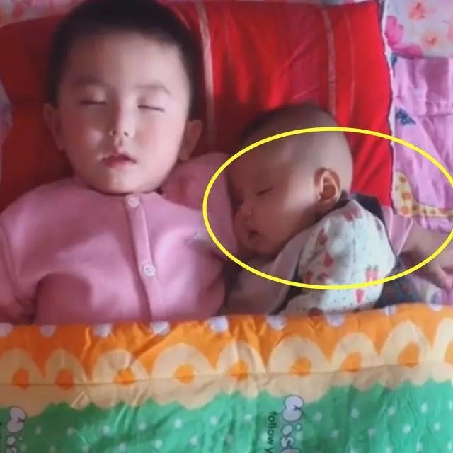 哥哥哄著弟弟一起睡覺,媽媽掀開被子看到這一畫面,內心瞬間不平靜了