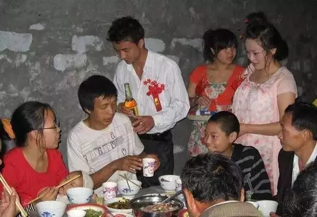 新娘子僅穿睡衣結婚,畫面十分寒磣,網友:替她委屈