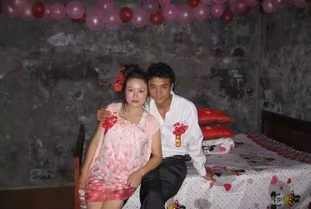 新娘子僅穿睡衣結婚,畫面十分寒磣,網友:替她委屈