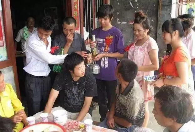 新娘子僅穿睡衣結婚,畫面十分寒磣,網友:替她委屈