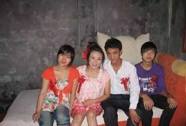 新娘子僅穿睡衣結婚,畫面十分寒磣,網友:替她委屈