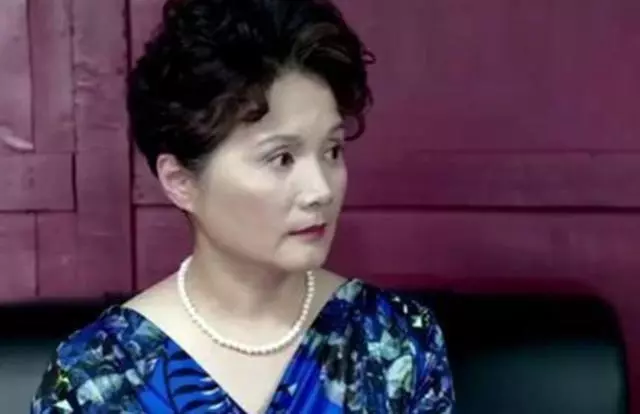女婿過年送5斤牛肉,被岳父嫌棄喂流浪狗,岳母打開袋子感動了