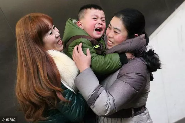 婆婆生日那天,兒子在大姑姐屋裡翻出一件玩具,大姑姐尷尬的尋死