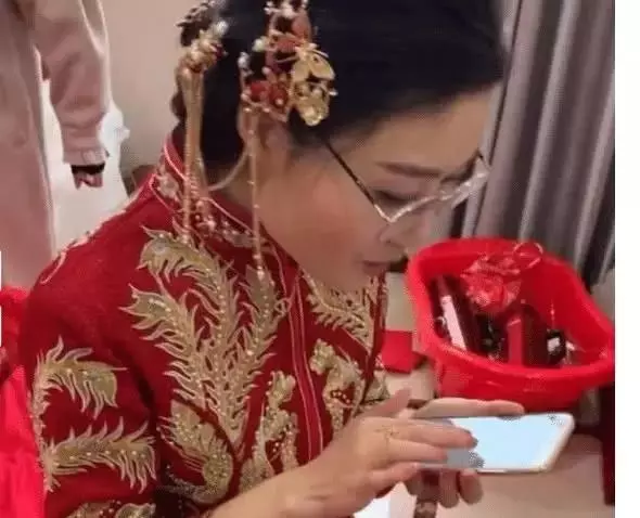 新娘在婚禮上「玩手機」,被指責不重視,看到螢幕後大家閉嘴了!
