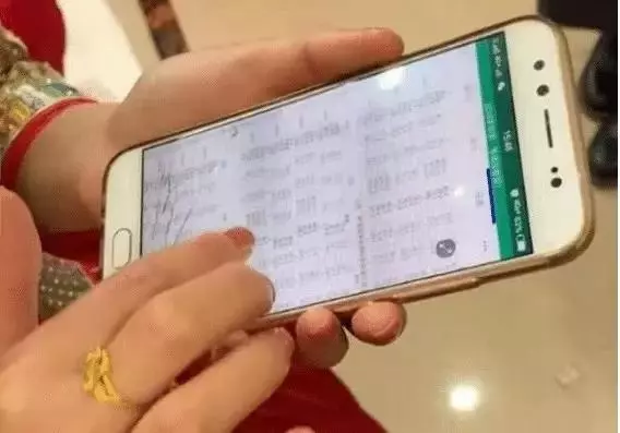 新娘在婚禮上「玩手機」,被指責不重視,看到螢幕後大家閉嘴了!