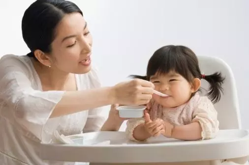 老公請了個小保姆,家裡丟了一千元,查看完監控,我給了她一萬!