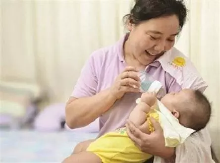 老公請了個小保姆,家裡丟了一千元,查看完監控,我給了她一萬!